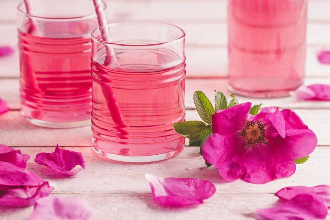 Syrop z płatków róży: przepis jak dawniej, smak jak z bajki