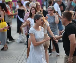 Potańcówka pod Teatrem Śląskim w Katowicach. Tłumy wręcz oszalały ZDJĘCIA