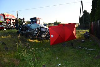 Tragiczny wypadek pod Mławą! Nie żyje 26-latek, trzech młodych pasażerów w szpitalu