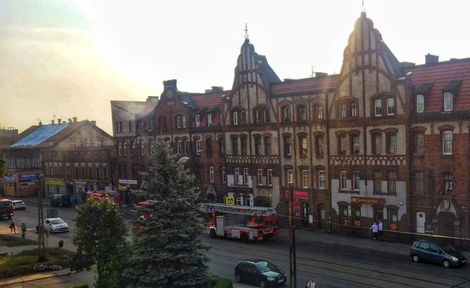 Pożar w Zabrzu-Biskupicach! Strażacy z mocno zadymionego mieszkania wyciągnęli 50-letnią osobę