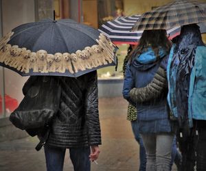 Powrót do pracy zakłócony przez pogodę. Marznące opady, szklanka na drogach i jeszcze to 
