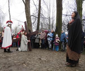 Misterium Męki Pańskiej na kalwaryjskim wzgórzu w Piekarach Śląskich