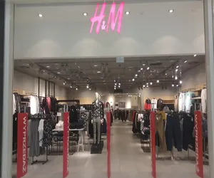 Ubrania kupujemy tam wszyscy. H&M zamyka aż 100 sklepów!