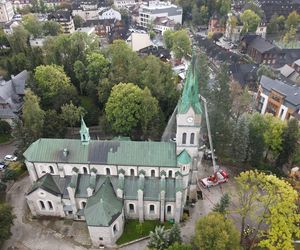 Dym przy Sanktuarium Świętej Rodziny na Krupówkach. Ćwiczenia strażaków w Zakopanem