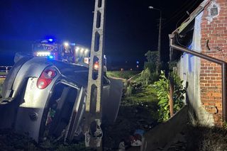 19-latek wypadł z drogi i uderzył w dom. Golf w strzępach, to cud że żyją!