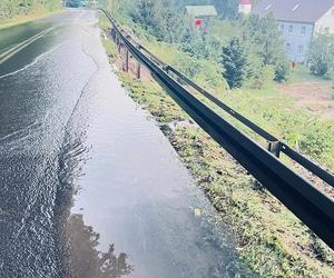 Ogromna awaria wodociągu koło Złotoryi. Mieszkańcy są bez wody, droga jest zablokowana