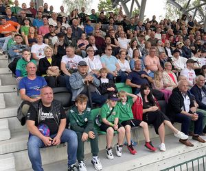 Kibice na otwarciu stadionu w Starachowicach