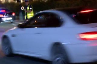 Białe sportowe BMW szaleje na ulicach Warszawy - kolejne WIDEO - kierowca nie zatrzymuje się do kontroli!