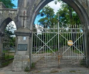 Tu pochowani są wybitni łodzianie. Kto spoczywa przy Alei Zasłużonych na cmentarzu Doły w Łodzi?