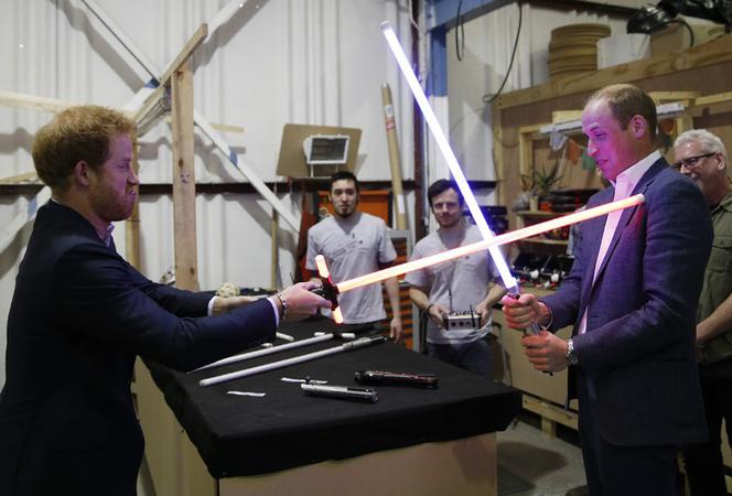 Książę WIlliam i Książę Harry z Chewbaccą