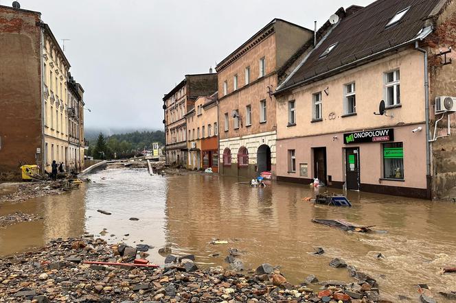 Powódź w Polsce. Miasta walczą ze skutkami powodzi. Dramatyczny widok