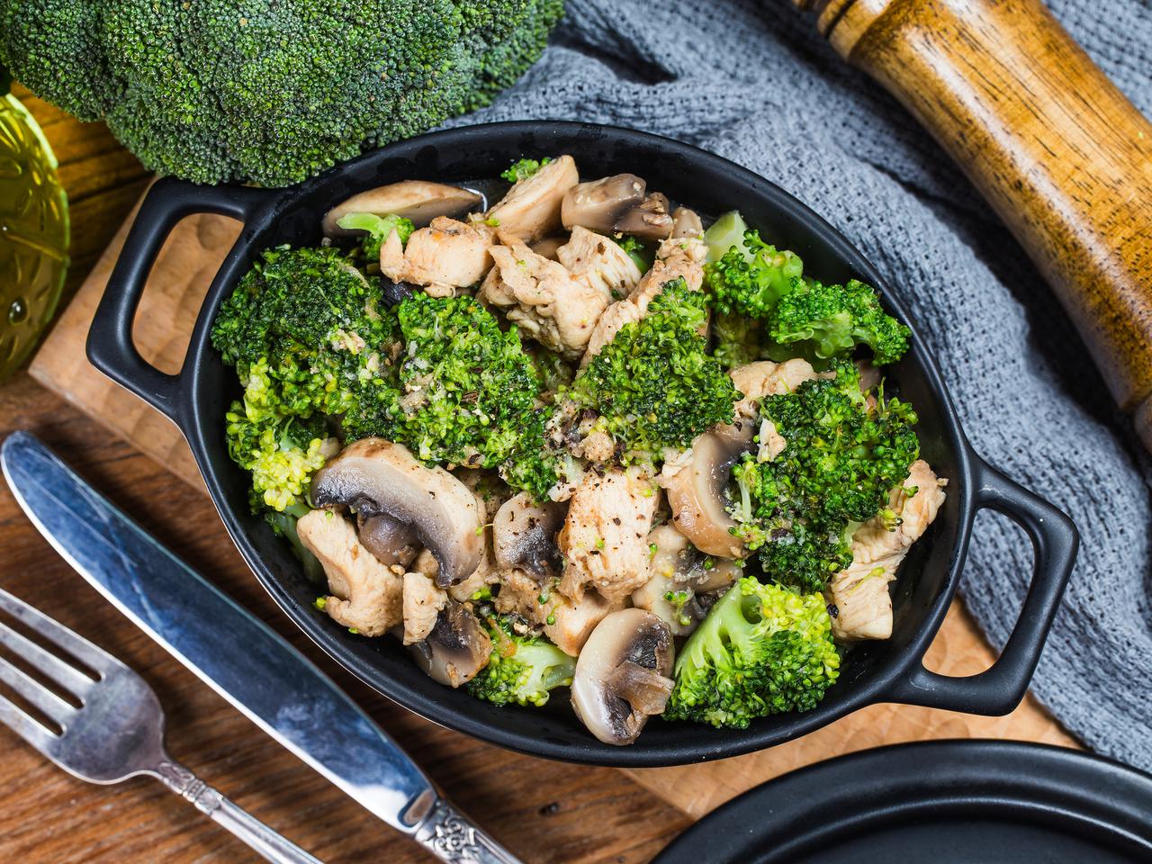 Zapiekanka gyros z gotowanej piersi kurczaka i warzyw