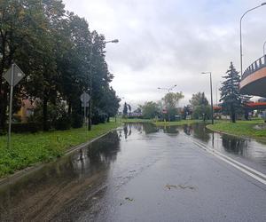 Zagrożenie powodziowe. Głuchołazy. Woda przelała się przez wały. Zalewa miasto