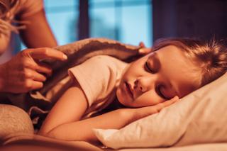 Pomoże zasnąć i ukoi lęk. Czy kołdra obciążeniowa jest bezpieczna dla dziecka?