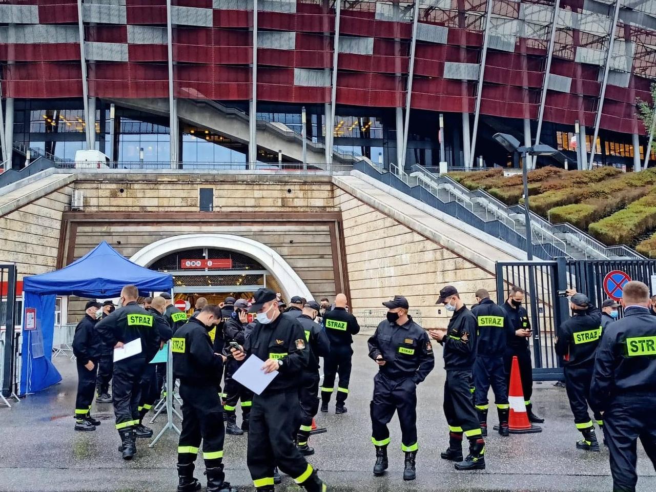 Strażacy z Iławy pomagają w szpitalu na Stadionie Narodowym [ZDJĘCIA]