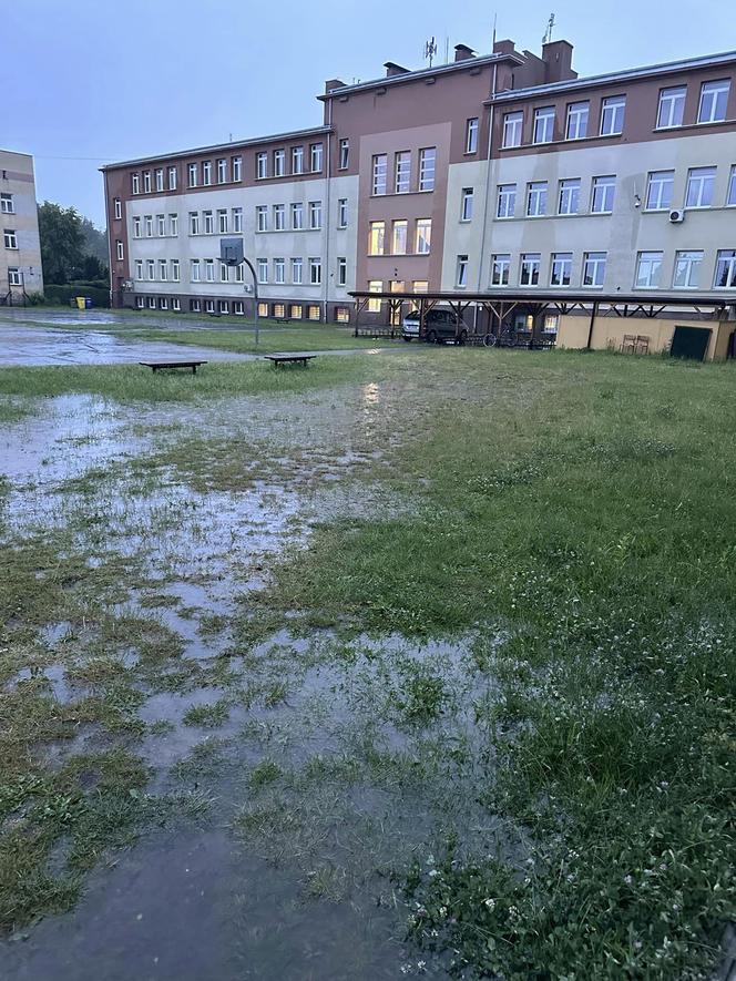 Potężna ulewa zamieniła drogi w rwące potoki. Oberwanie chmury nad Tarnowem