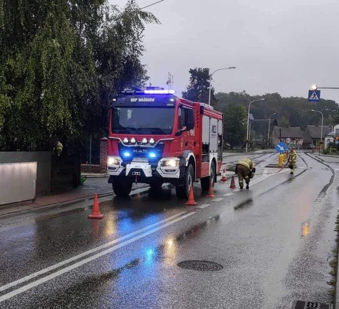 Ulewy, podtopienia, wysoki stan rzek. Świętokrzyskie. Coraz więcej interwencji strażaków 