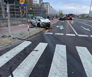 Potężne zderzenie samochodów osobowych w Warszawie. Trzy osoby ranne, jedna w stanie krytycznym
