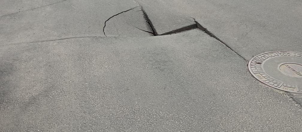 Poznań. Potężna dziura w drodze! Niebezpieczeństwo wisiało w powietrzu 