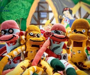 Więźniowie z Zakładu Karnego w Siedlcach szyją pluszowe małpki dla dzieci chorych i po wypadkach