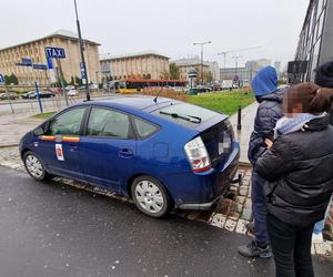 Naćpany kierowca w rękach policji. To on wciągał biały proszek za kierownicą taksówki!