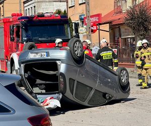Emeryt wjechał w kobietę, która wsadzała dzieci do samochodu. Koszmarny wypadek pod Warszawą 
