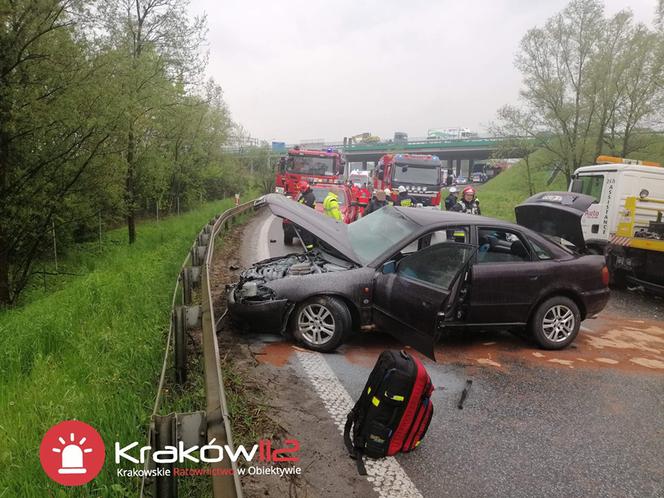 Koszmarny wypadek na obwodnicy Krakowa. Wśród rannych małe dziecko, lądował śmigłowiec