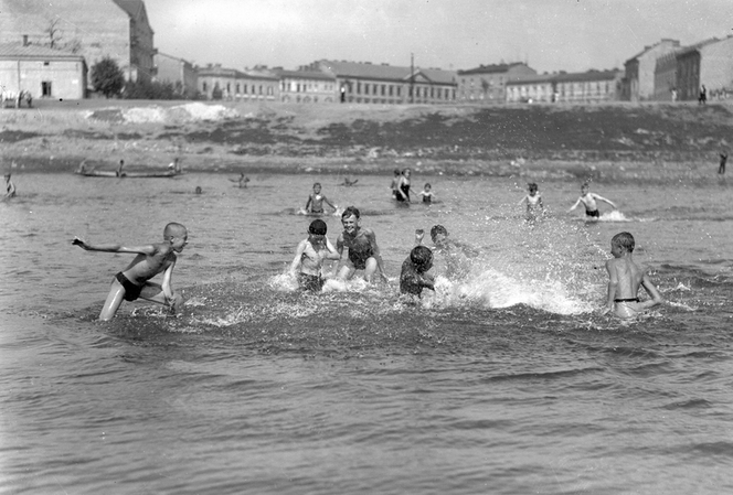 Dzieci bawiące sie w wodzie. Kraków 1929. Plaża nad Wisłą