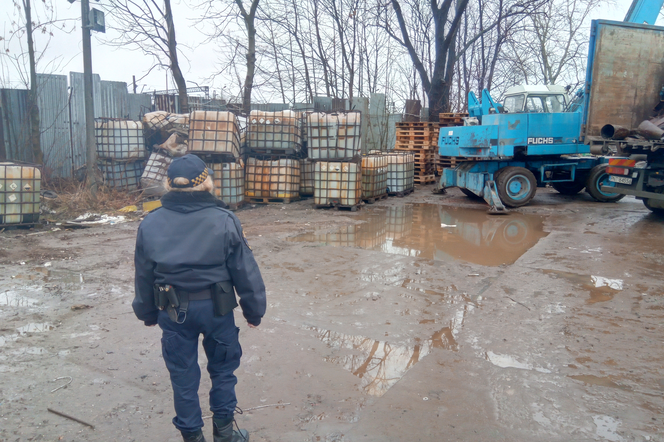 Nad posesją przy Strzegomskiej unosiła się biała mgła - opary z nieszczelnego zbiornika