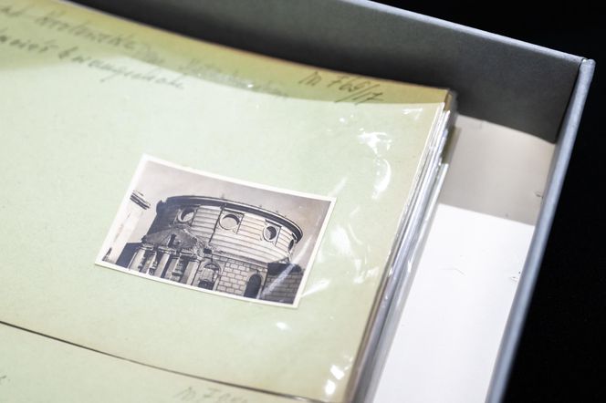 Zbiór fotografii dokumentujących zniszczoną Warszawę