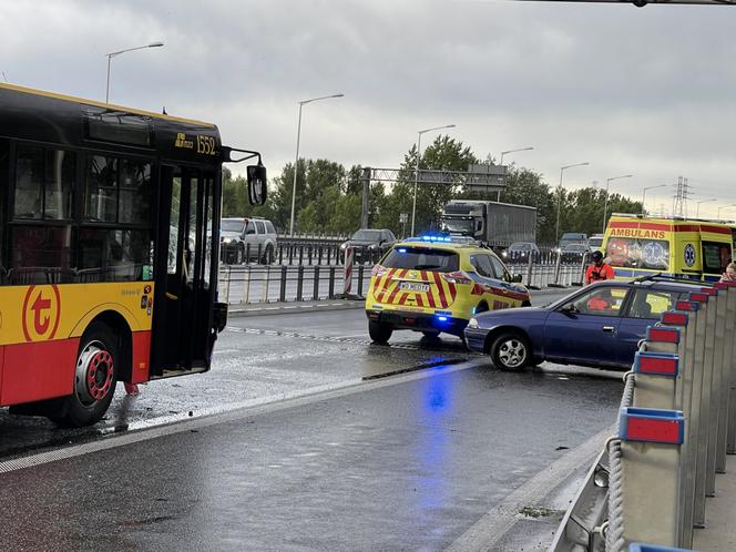 Opel zderzył się z autobusem na Moście Grota. Dwie osoby ranne, gigantyczne utrudnienia 