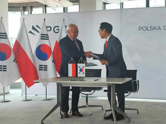 Prezes PGZ Krzysztof Trofiniak i prezez Hyundai Rotem Company Yongbae Lee