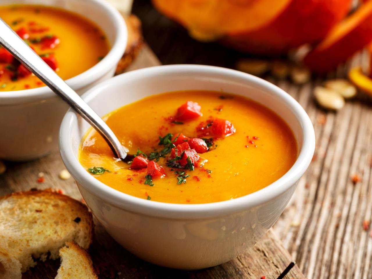 Zupa z dyni hokkaido z pieczonym czosnkiem i pomidorową salsą