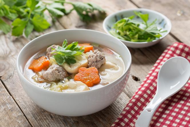 Kwaśna zupa z klopsikami – tradycyjna zupa z Pomorza ze szturanymi ziemniakami