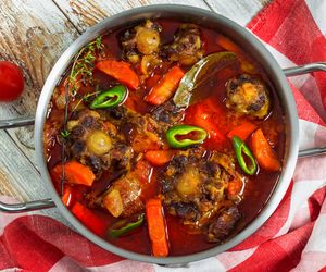 Zupa ogonowa - klasyczna wiejska zupa na ogonach wołowych