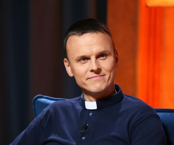 Ksiądz otwiera kawiarnię w lokalu po agencji towarzyskiej. Jezus też chodził do prostytutek 