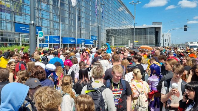 Pyrkon 2025. Tłumy uczestników przed MTP  