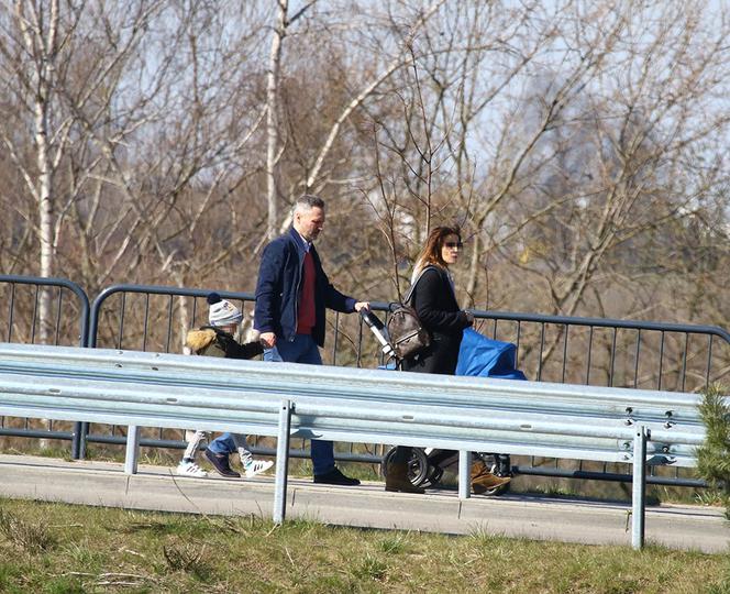 Wałęsa na spacerze z córką