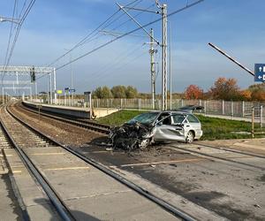 Lubelskie: Naganie wbija w fotel! Ominął dwa pojazdy i wjechał prosto pod pociąg