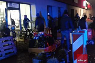 Potężny pożar marketu w Górze. 28 zastępów w akcji 