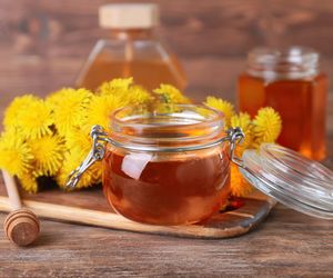 Syrop z mniszka lekarskiego – domowy eliksir na przeziębienie i nie tylko! Jak go zrobić krok po kroku?