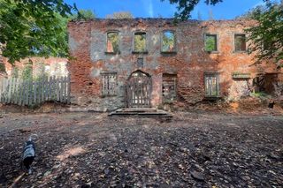 To jeden z najstarszych pałaców w Małopolsce. Mieszkańcy wsi widują w jego ruinach zjawę