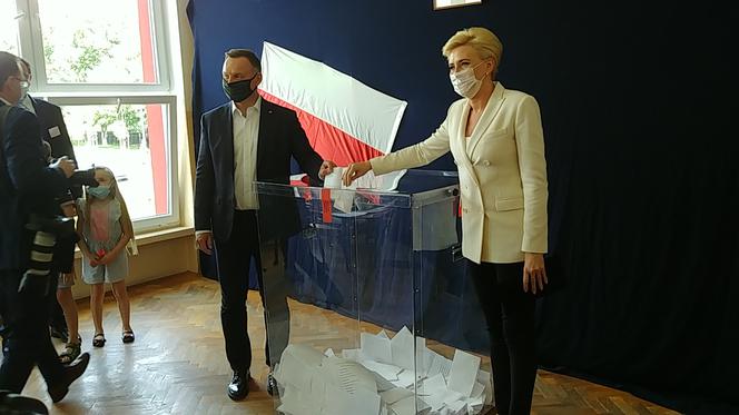 Andrzej Duda zagłosował z Pierwszą Damą w lokalu wyborczym w Krakowie [WIDEO, GALERIA]