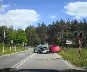 Policjanci ujawnili dramatyczne nagranie. Zderzenie trzech aut na przejeździe kolejowym