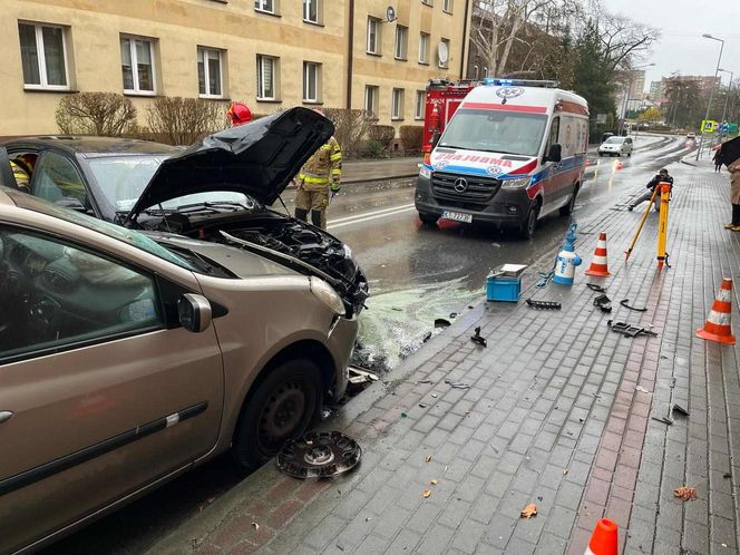 Tarnów. 19-latek stracił panowanie nad bmw i uderzył w renault. Prawo jazdy miał dwa tygodnie