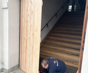 Zabytkowe drzwi ratusza w Lesznie w renowacji [ZDJĘCIA]
