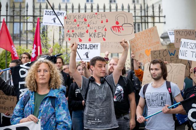 Lokatorzy z Osiedla Przyjaźń protestowali przed ratuszem: "Chcemy umów z miastem, nie wysiedleń!"