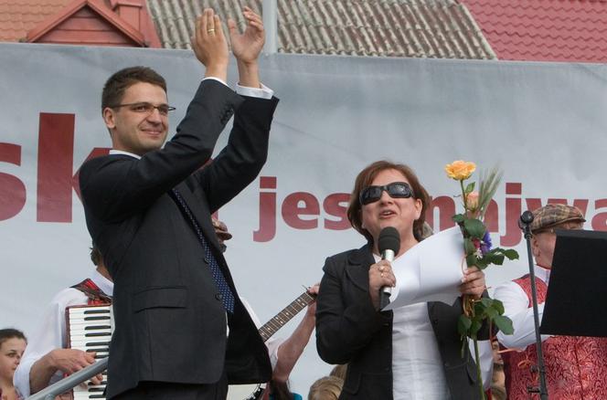 Beata Kempa śpiewa na wiecu PiS w Łomży 