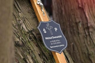 Pierwsza miłość odc. 3983. pogrzeb Michała - krzyż na grobie, data śmierci