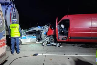 Policyjny radiowóz wbił się w cysternę. Wcześniej uderzył w niego bus